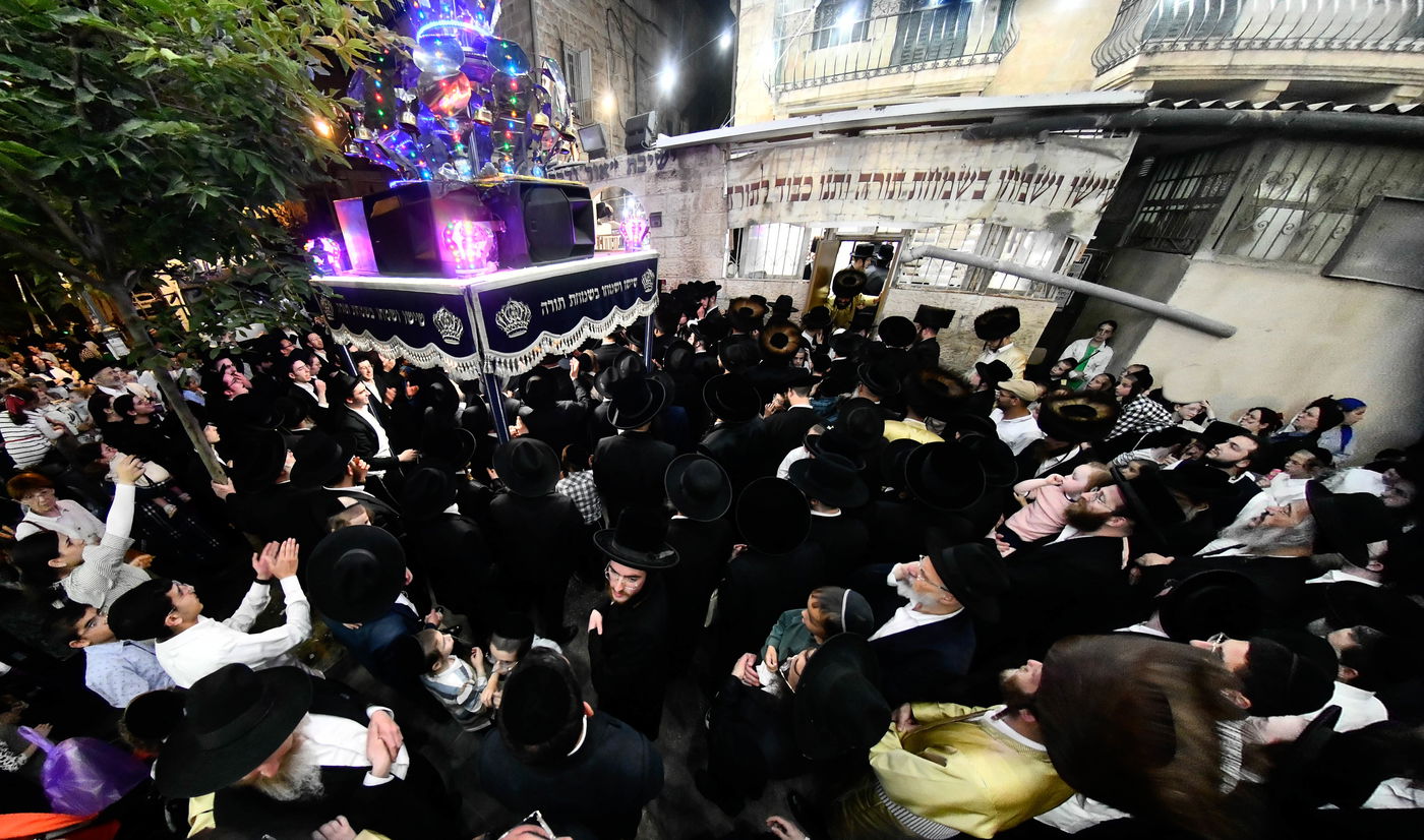 הכנסת ספר תורה לביהמ"ד ספינקא בירושלים