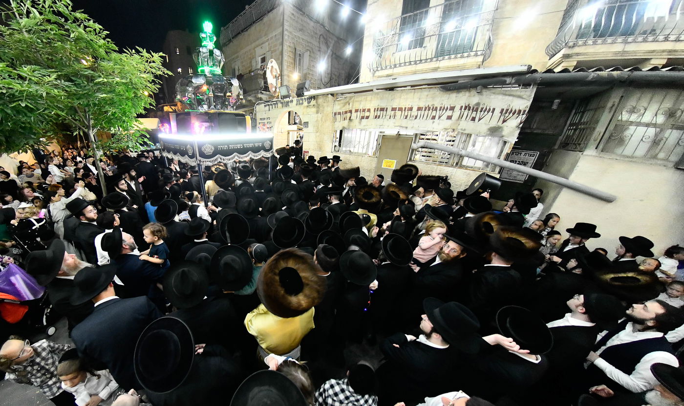 הכנסת ספר תורה לביהמ"ד ספינקא בירושלים