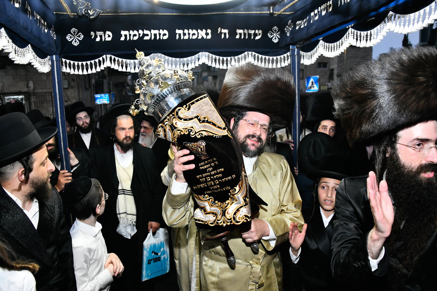 הכנסת ספר תורה לביהמ"ד ספינקא בירושלים