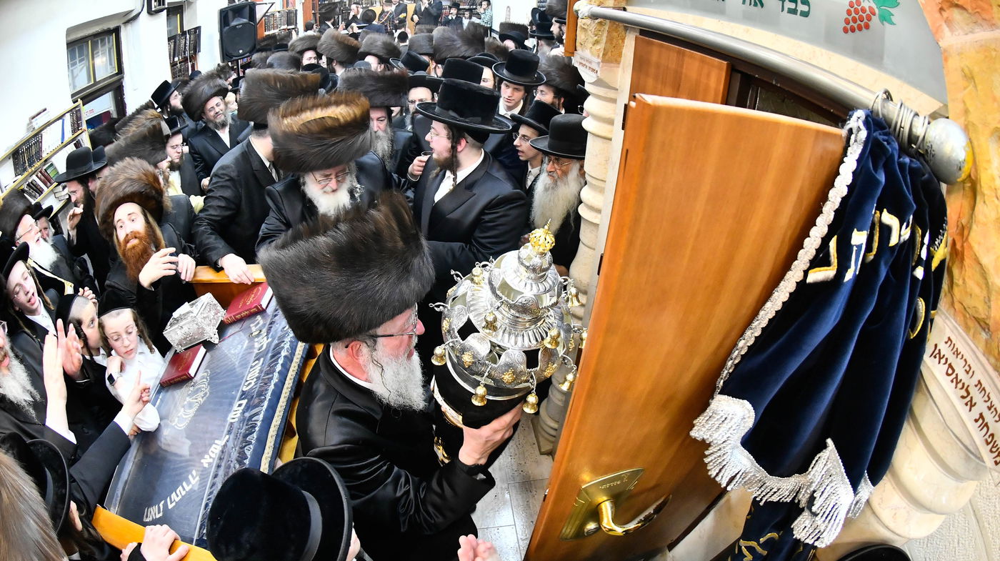 הכנסת ספר תורה לביהמ"ד ספינקא בירושלים