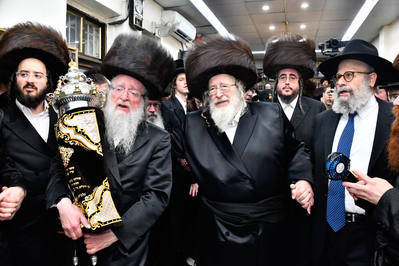 הכנסת ספר תורה לביהמ"ד ספינקא בירושלים