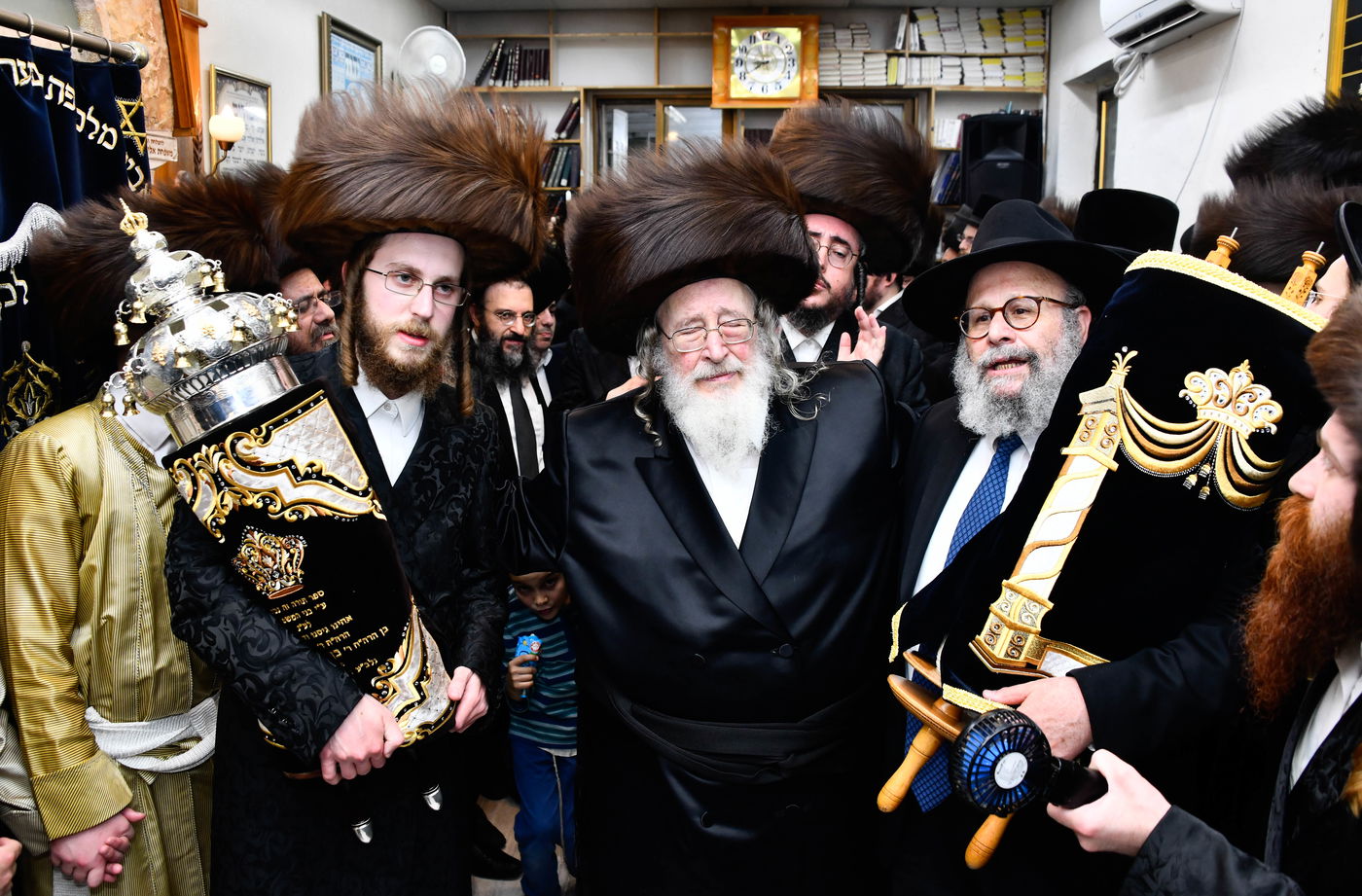 הכנסת ספר תורה לביהמ"ד ספינקא בירושלים