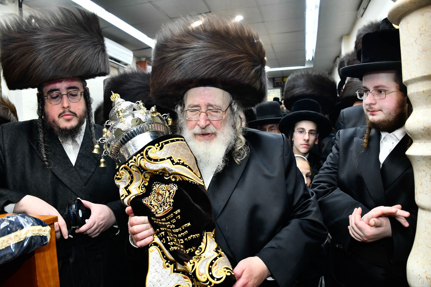 הכנסת ספר תורה לביהמ"ד ספינקא בירושלים