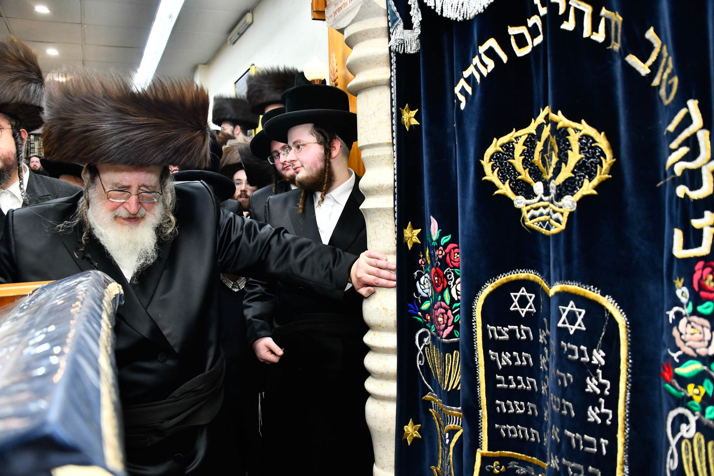 הכנסת ספר תורה לביהמ"ד ספינקא בירושלים