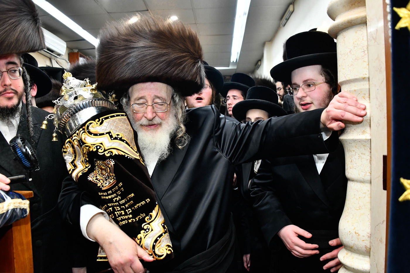 הכנסת ספר תורה לביהמ"ד ספינקא בירושלים