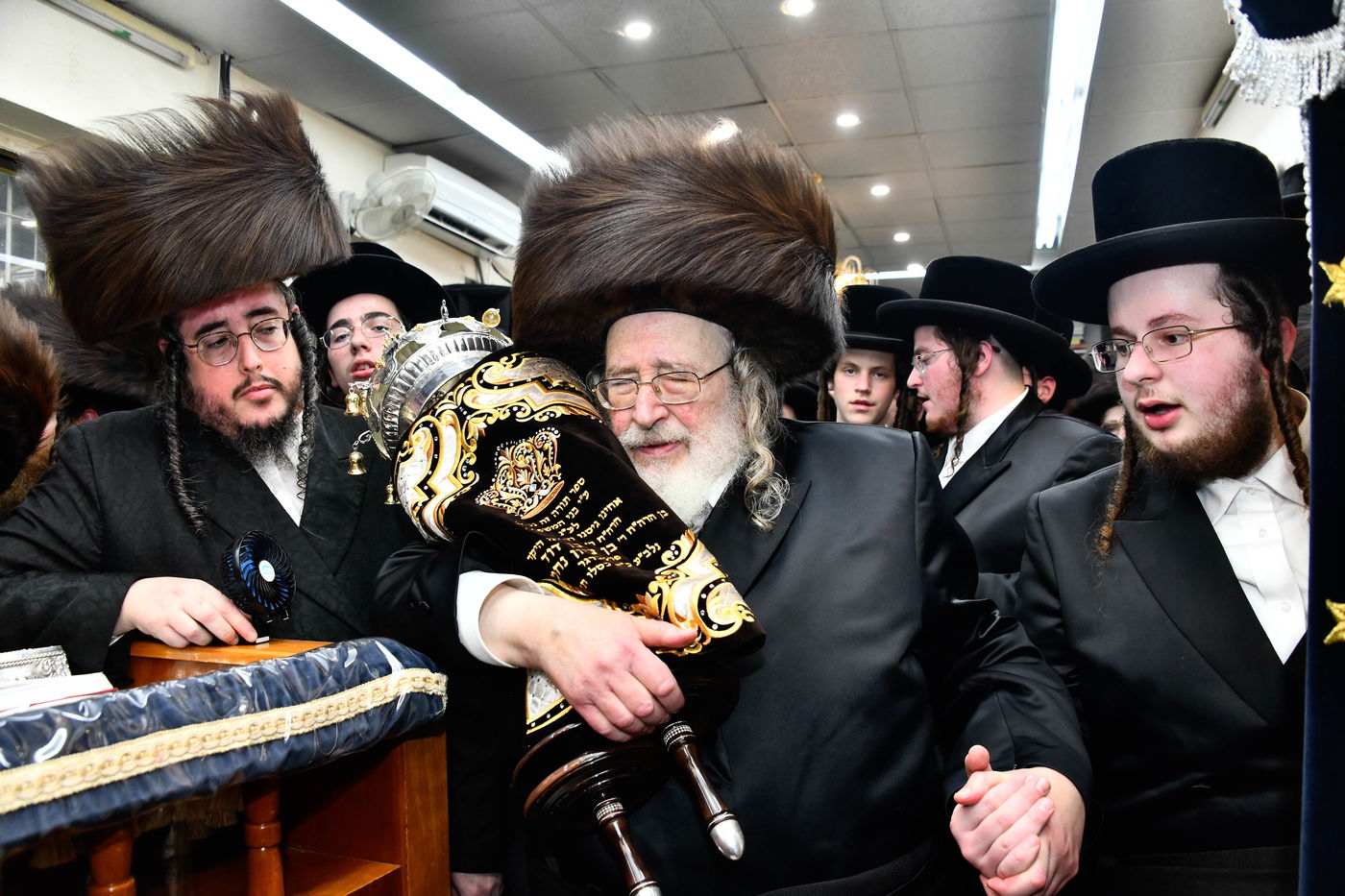 הכנסת ספר תורה לביהמ"ד ספינקא בירושלים