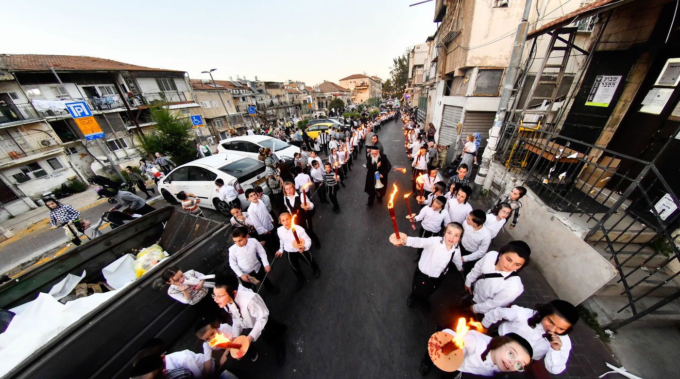 הכנסת ספר תורה לביהמ"ד ספינקא בירושלים