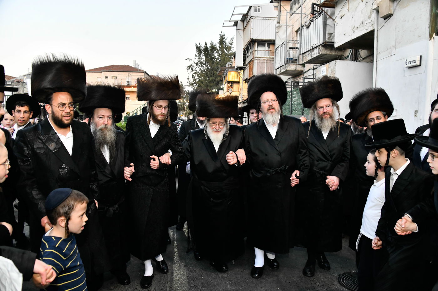 הכנסת ספר תורה לביהמ"ד ספינקא בירושלים