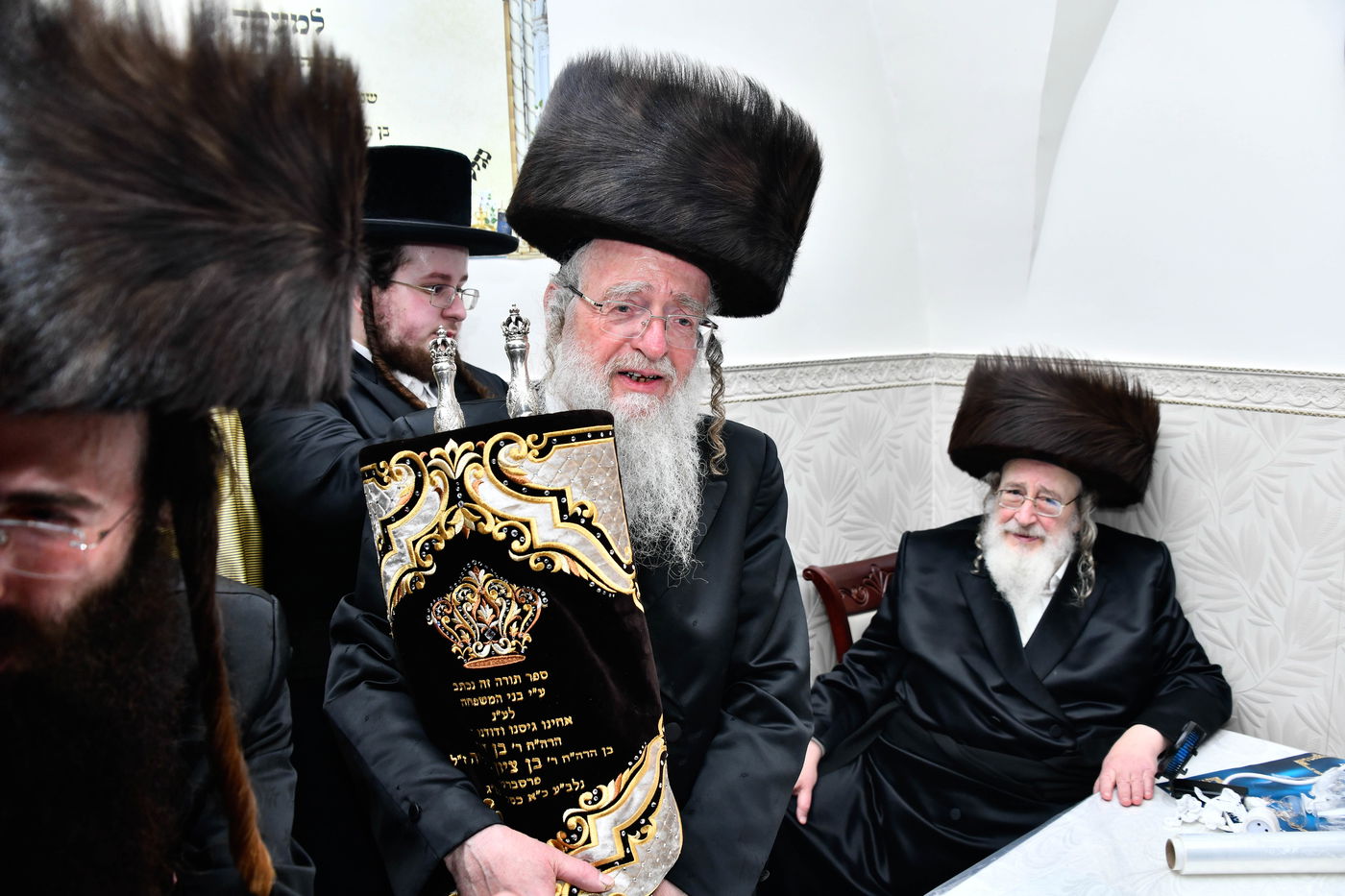 הכנסת ספר תורה לביהמ"ד ספינקא בירושלים