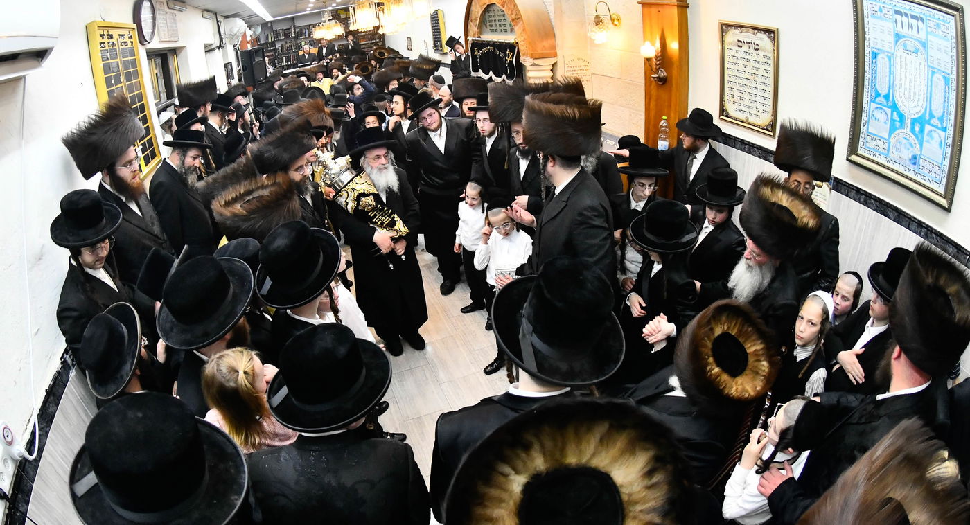 הכנסת ספר תורה לביהמ"ד ספינקא בירושלים