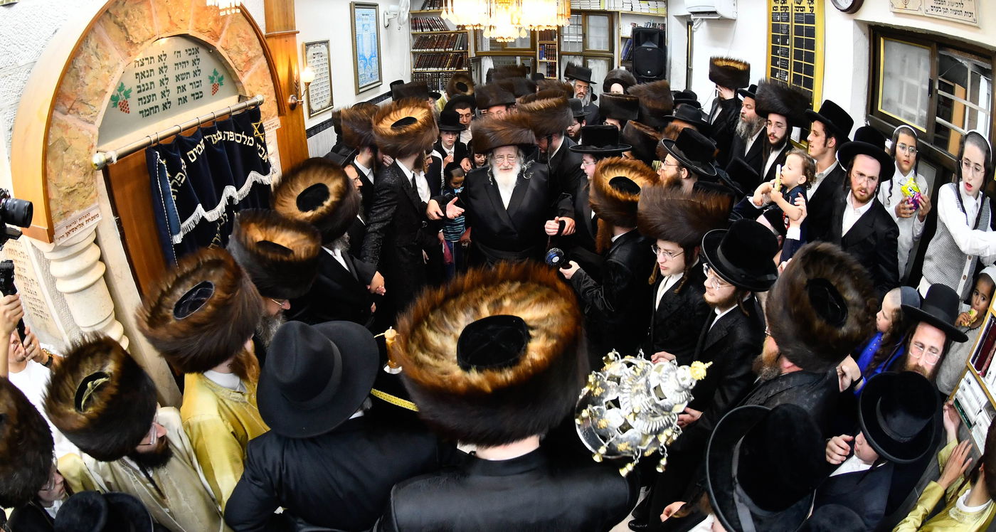 הכנסת ספר תורה לביהמ"ד ספינקא בירושלים