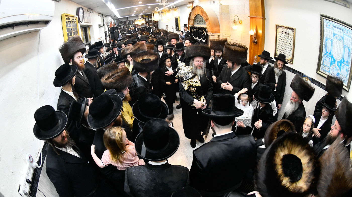 הכנסת ספר תורה לביהמ"ד ספינקא בירושלים