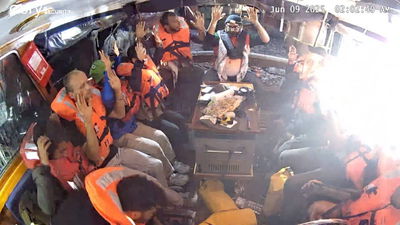 מרימים ידיים