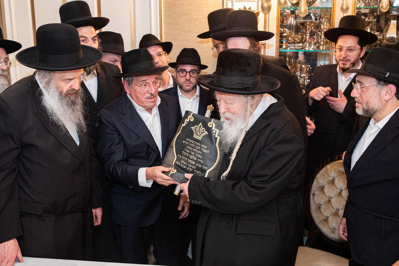 האדמו"ר מגור בריקוד עם ספר התורה