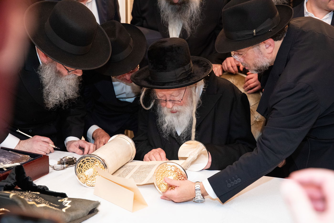 האדמו"ר מגור בכתיבת אות בספר התורה