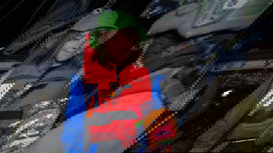 גרטה טונברג מחייכת כשחיילת צה"ל מציעה לה כריך