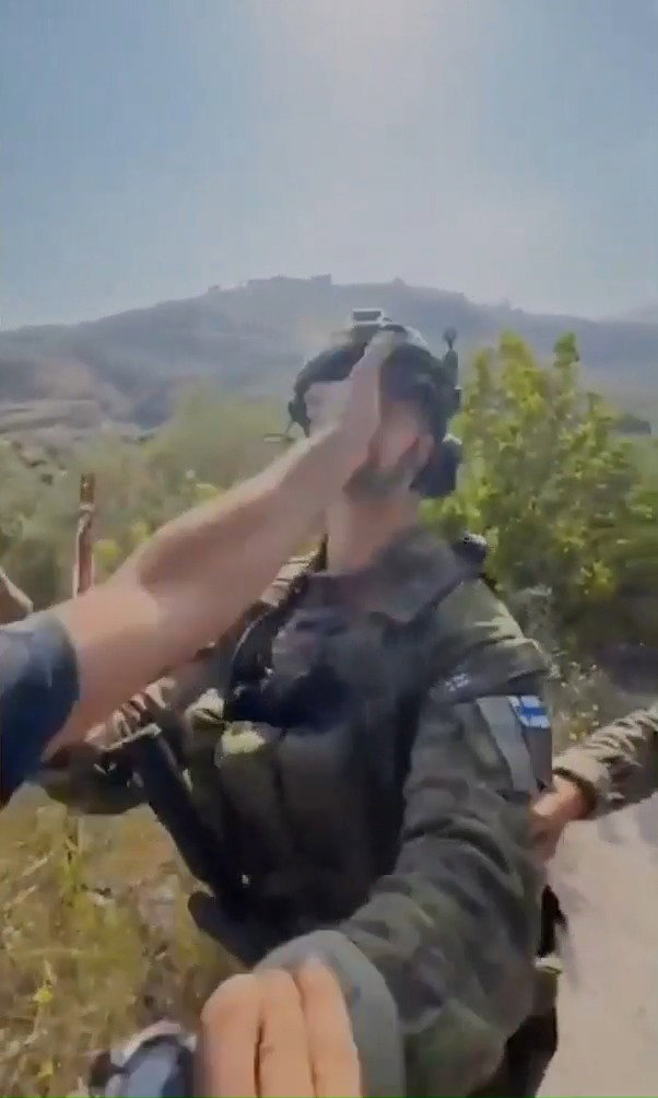 חייל יוניפי"ל חוטף סטירה