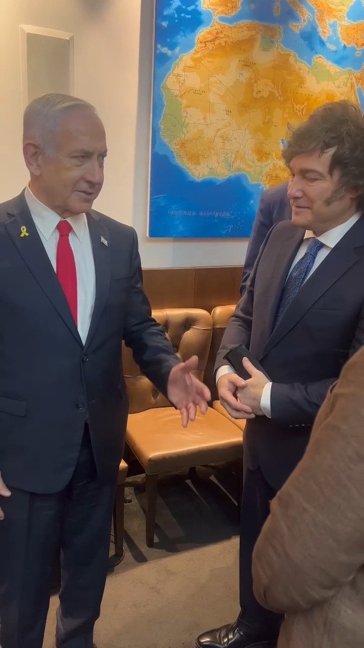 נתניהו מקבל את הציור ממיליי