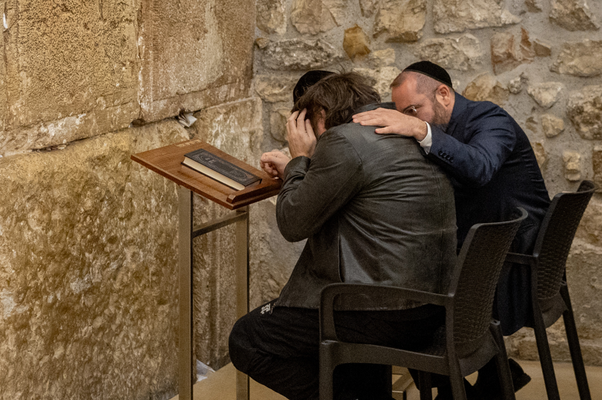 נשיא ארגנטינה נושא תפילה בכותל המערבי