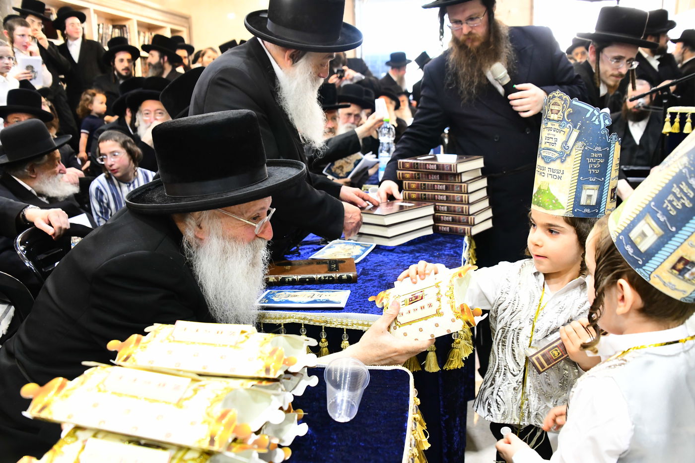 הגה"צ רבי אהרן טוסיג מברך את ילדי החמד