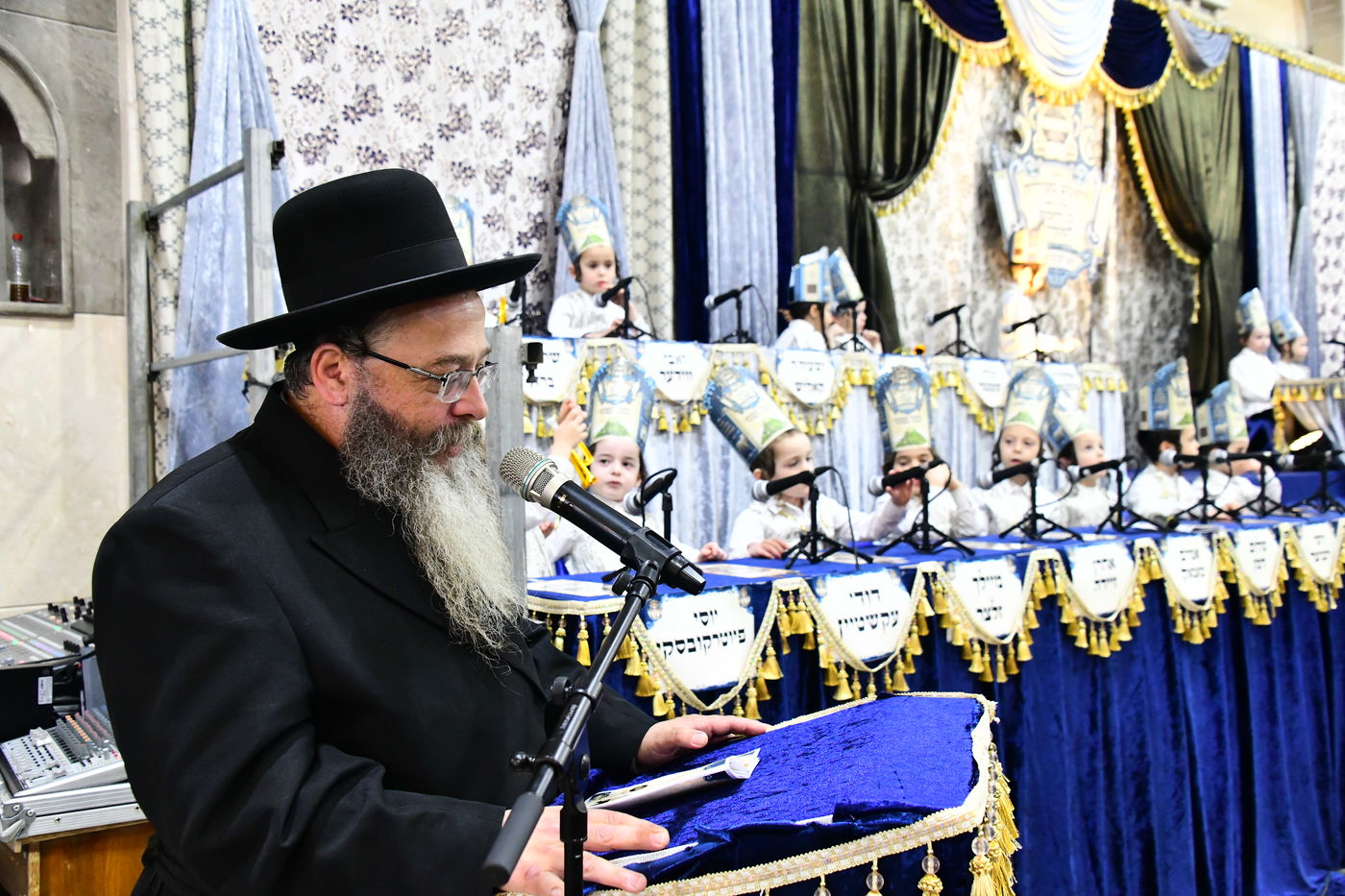 הרב אליהו דינקל משב"ק האדמו"ר מטולנא נואם במעמד