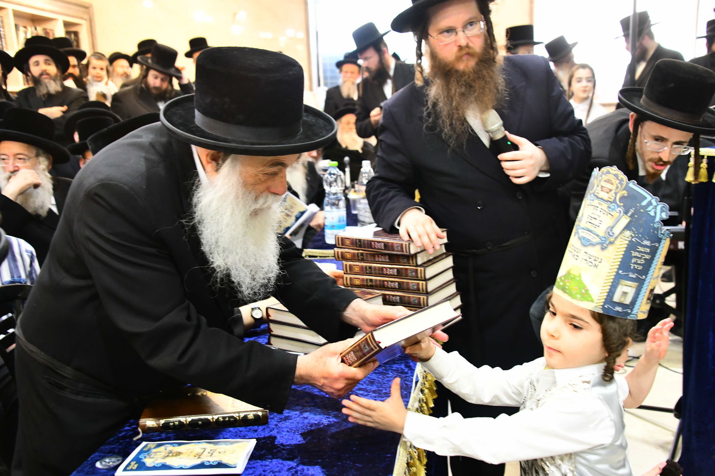 הרה"ג ר' שמואל ברגר רב בית המדרש טולנא, בחלוקת החומשים