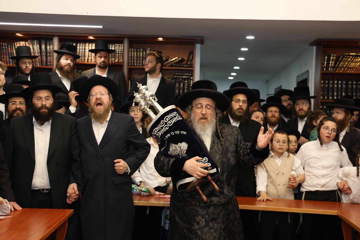 הכנסת ס"ת לביהמ"ד ביאלה ב"ב בביתר