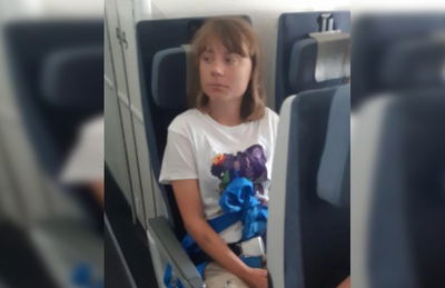 פעילת הסביבה האנטישמית גורשה מישראל במטוס - אחרי שנים שלא טסה