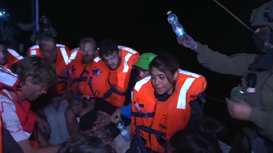 הלוחמים מחלקים כריכים ומים לפעילים