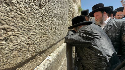 האדמו"ר מויז'ניץ בתפילה ברחבת הכותל המערבי