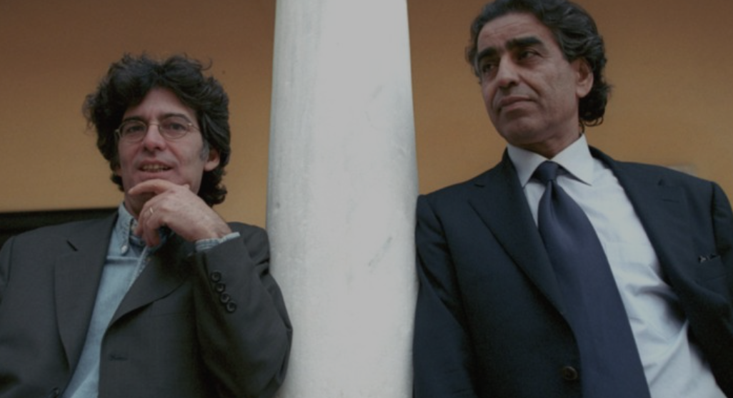 עופר ברונשטיין בצעירותו (משמאל) עם שותפו להקמת המרכז הבינלאומי לשלום אניס אל-קאק