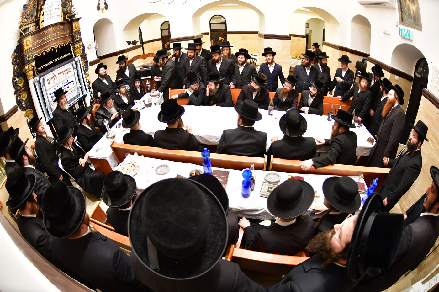 האדמו"ר משבט הלוי עם נדיבים בטבריה