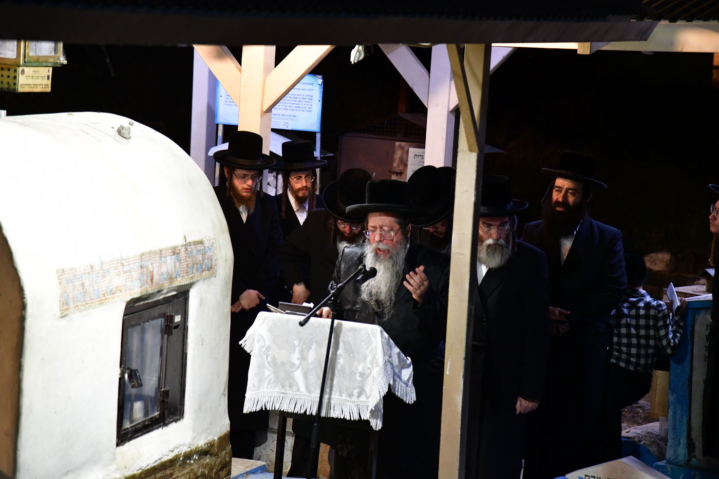 האדמו"ר משבט הלוי עם נדיבים בטבריה