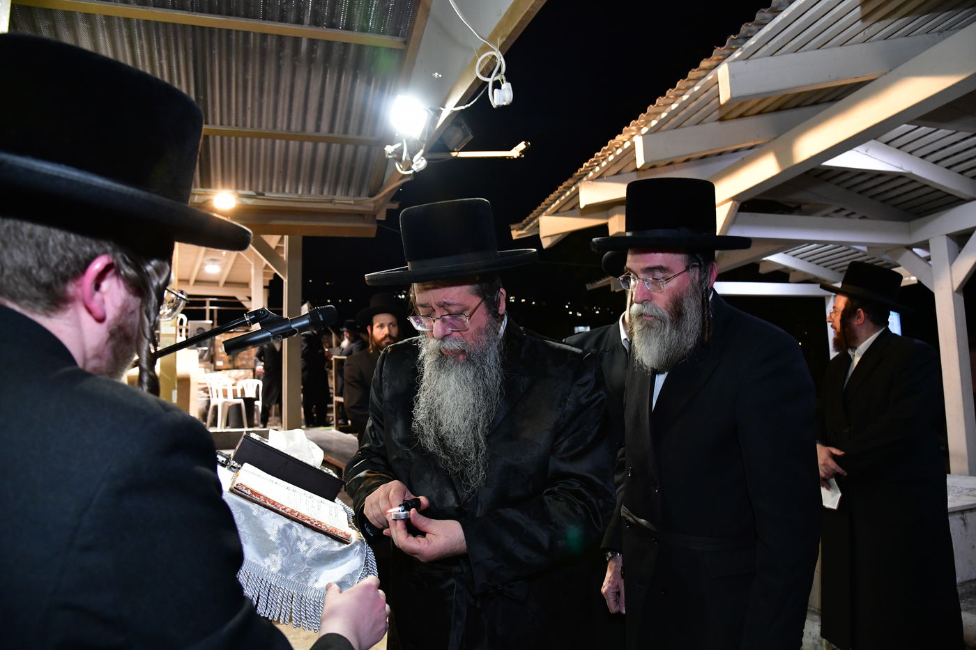 האדמו"ר משבט הלוי עם נדיבים בטבריה