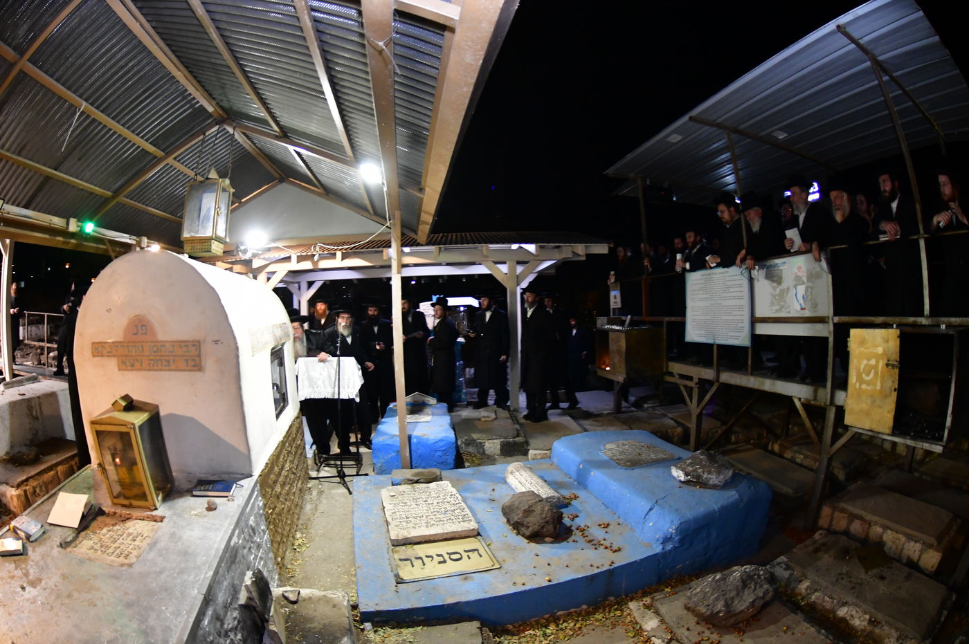 האדמו"ר משבט הלוי עם נדיבים בטבריה