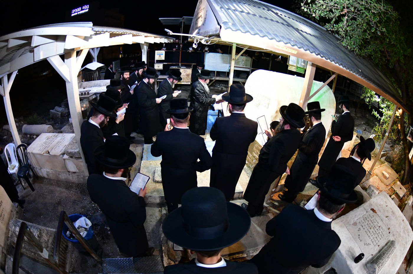 האדמו"ר משבט הלוי עם נדיבים בטבריה