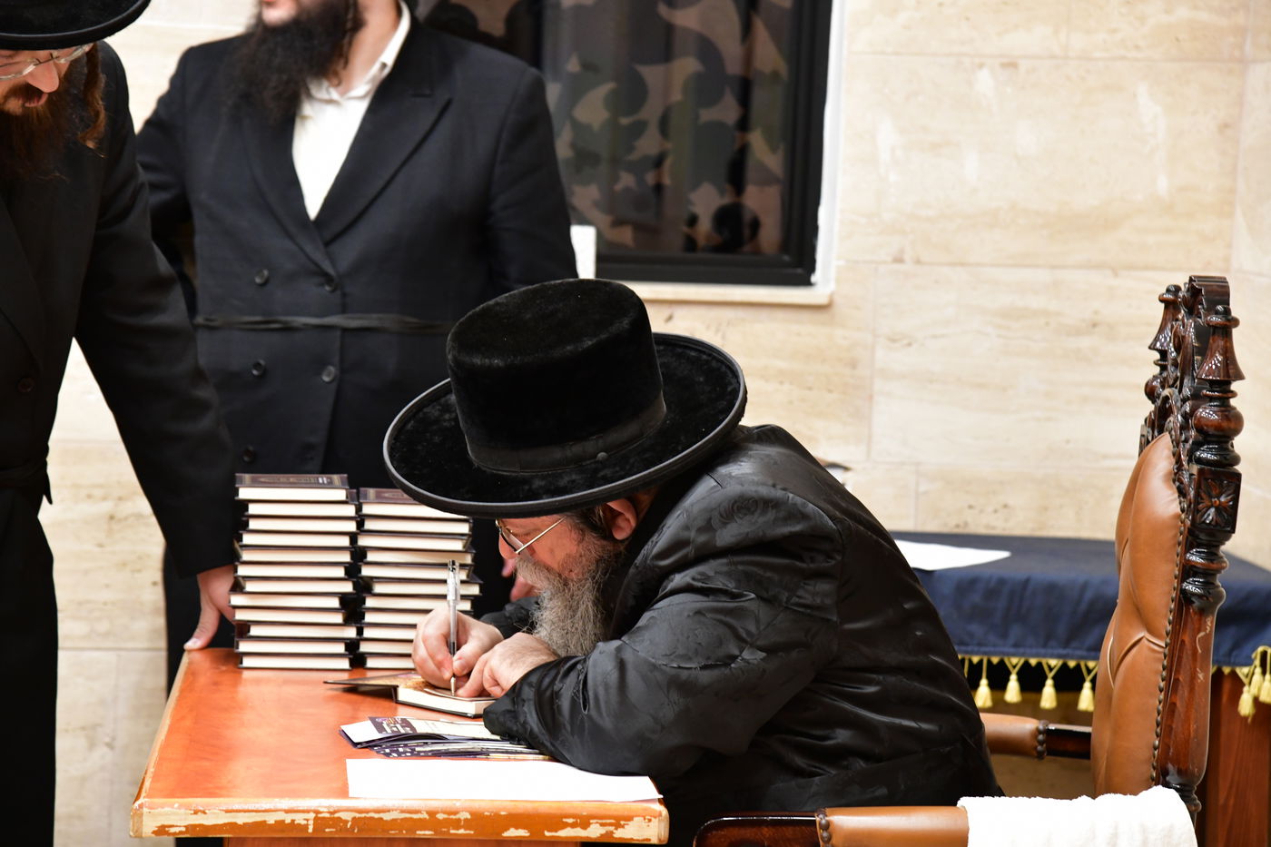 האדמו"ר משבט הלוי עם נדיבים בטבריה