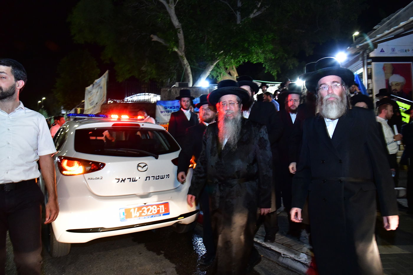 האדמו"ר משבט הלוי ליד רכב משטרה בטבריה