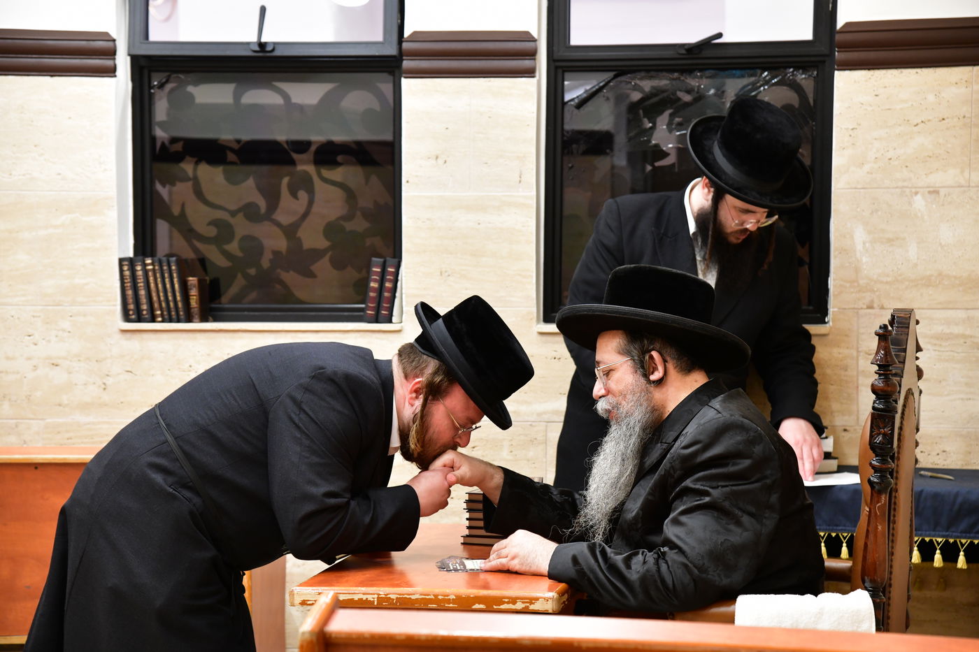 האדמו"ר משבט הלוי עם נדיבים בטבריה