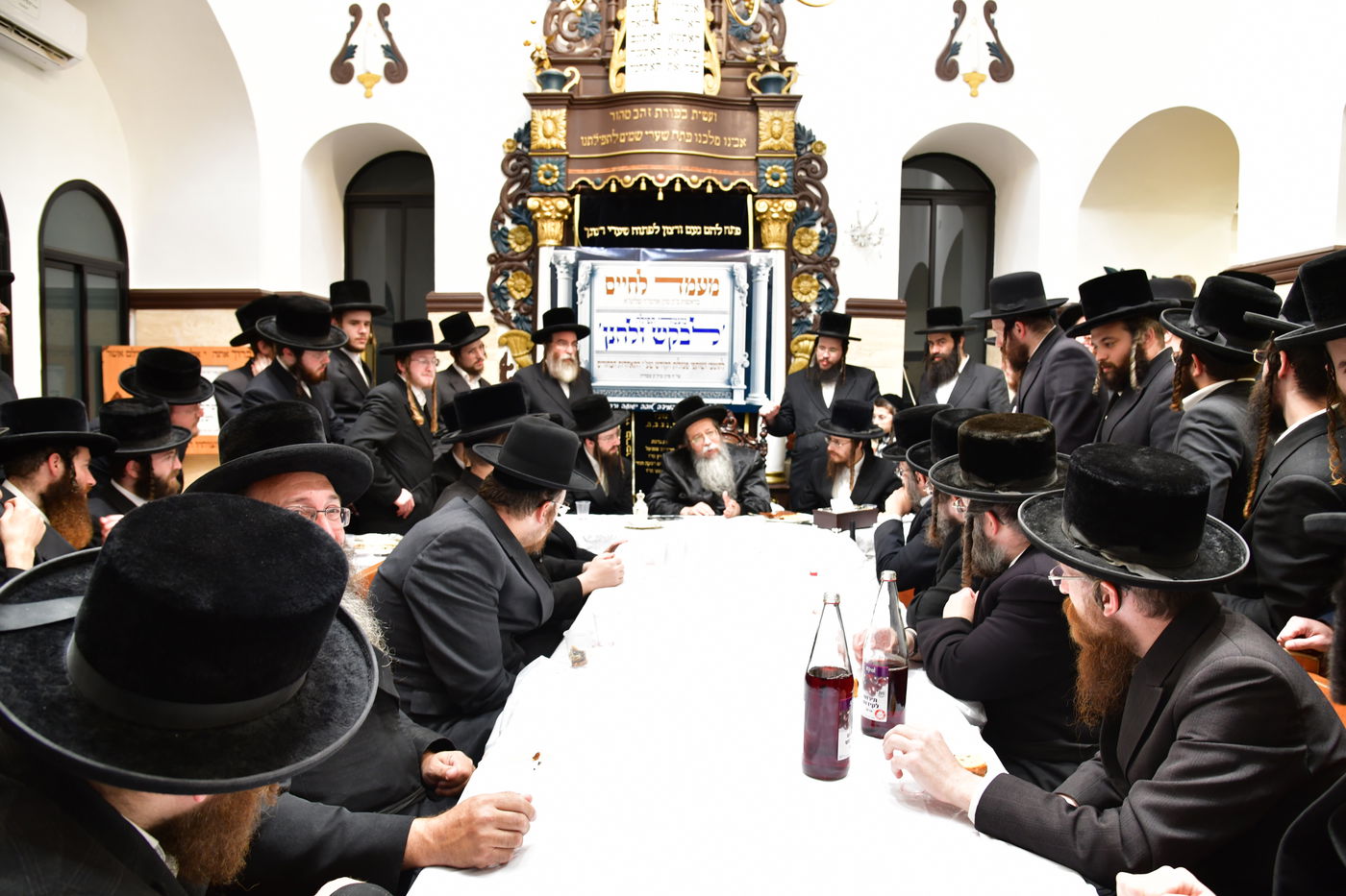 האדמו"ר משבט הלוי עם נדיבים בטבריה