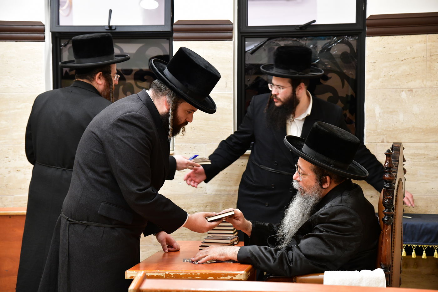 האדמו"ר משבט הלוי עם נדיבים בטבריה