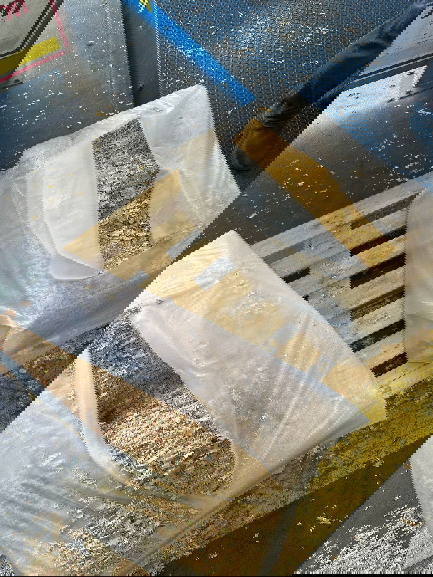 ניסיון ההברחה (הטבק בצד ימין והנסורת בצד שמאל)