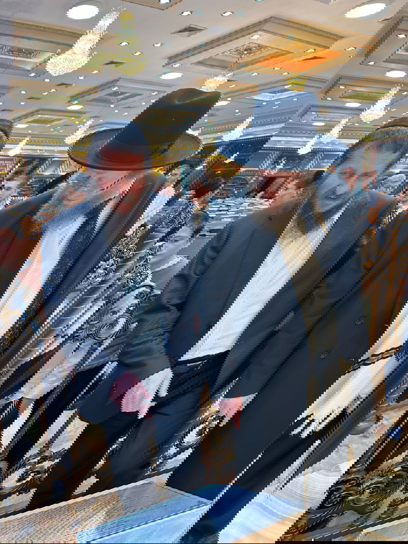 הגאון רבי שלום בער סורוצקין ראש מוסדות 'עטרת שלמה', מציג לרב משה שילת מחב"ד את ארון הקודש מזהב בקרית הישיבה בראשון לציון