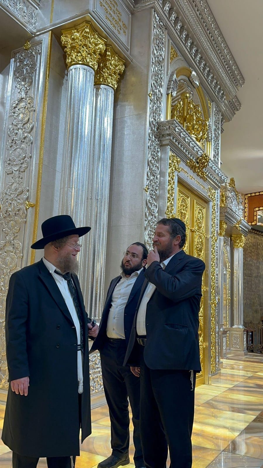 הגאון רבי שלום בער סורוצקין ראש מוסדות 'עטרת שלמה', מציג לרב משה שילת מחב"ד את ארון הקודש מזהב בקרית הישיבה בראשון לציון, מהצד נראה הרב מענדי מלכאילי מרבני חב"ד בראשון לציון