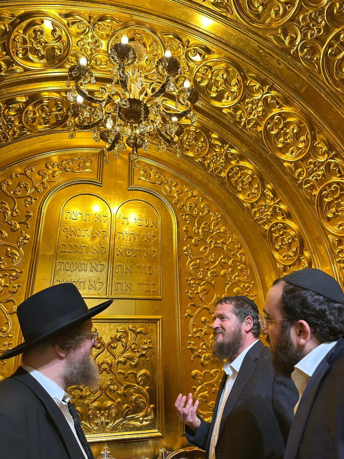 הגאון רבי שלום בער סורוצקין ראש מוסדות 'עטרת שלמה', מציג לרב משה שילת מחב"ד את ארון הקודש מזהב בקרית הישיבה בראשון לציון, מהצד נראה הרב מענדי מלכאילי מרבני חב"ד בראשון לציון