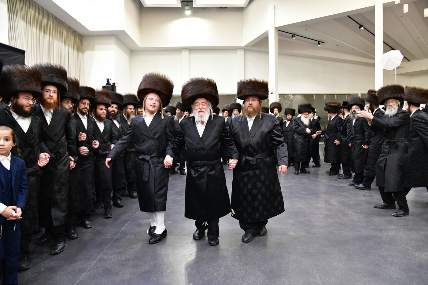 הגה"צ רבי יצחק משה ארלנדר בריקוד בשמחה