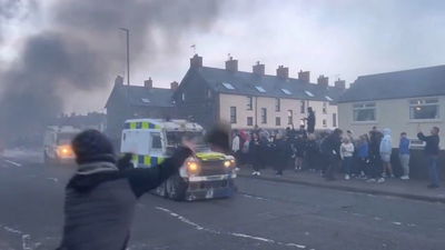 בתים שרופים וניידות עולות באש: לילה שני של פרעות בצפון אירלנד