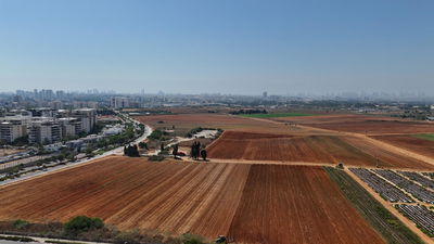 הבעלות על הקרקע פרטית והיא צמודת דופן לשכונות קיימות
