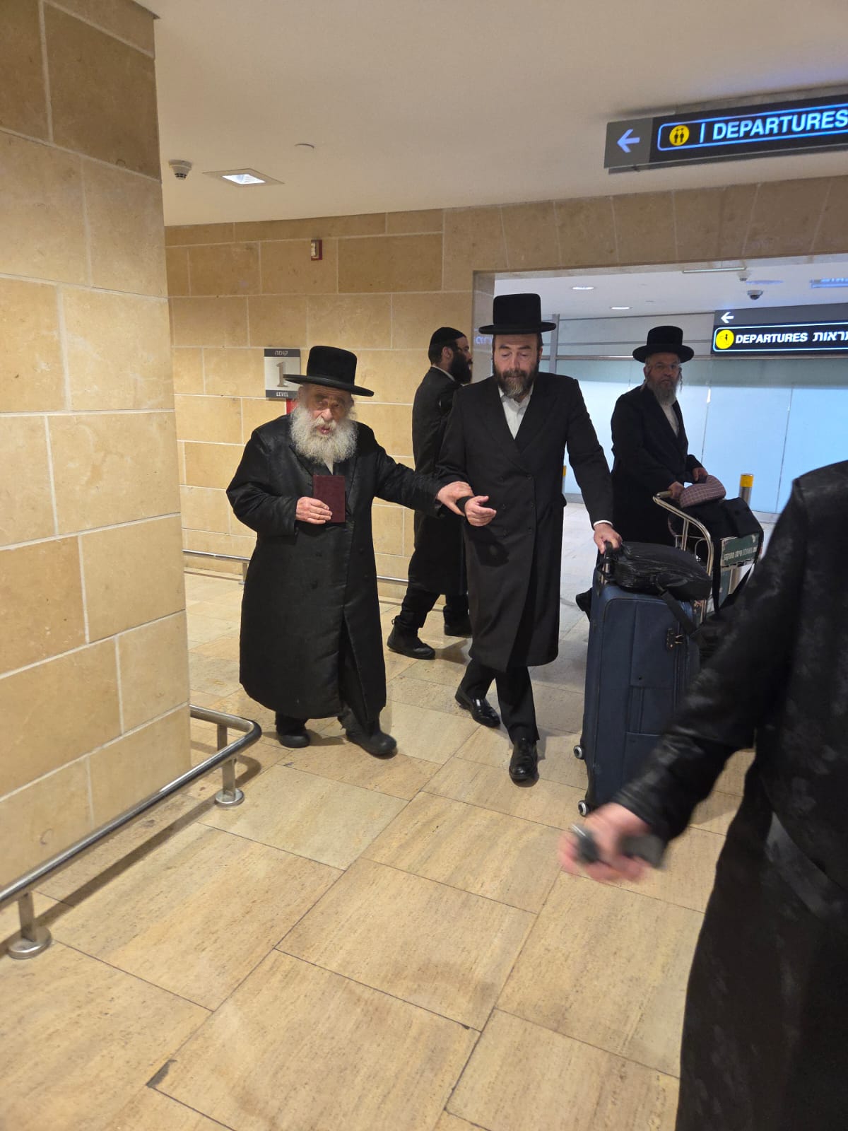 גאב"ד מאקאווא בשדה התעופה 