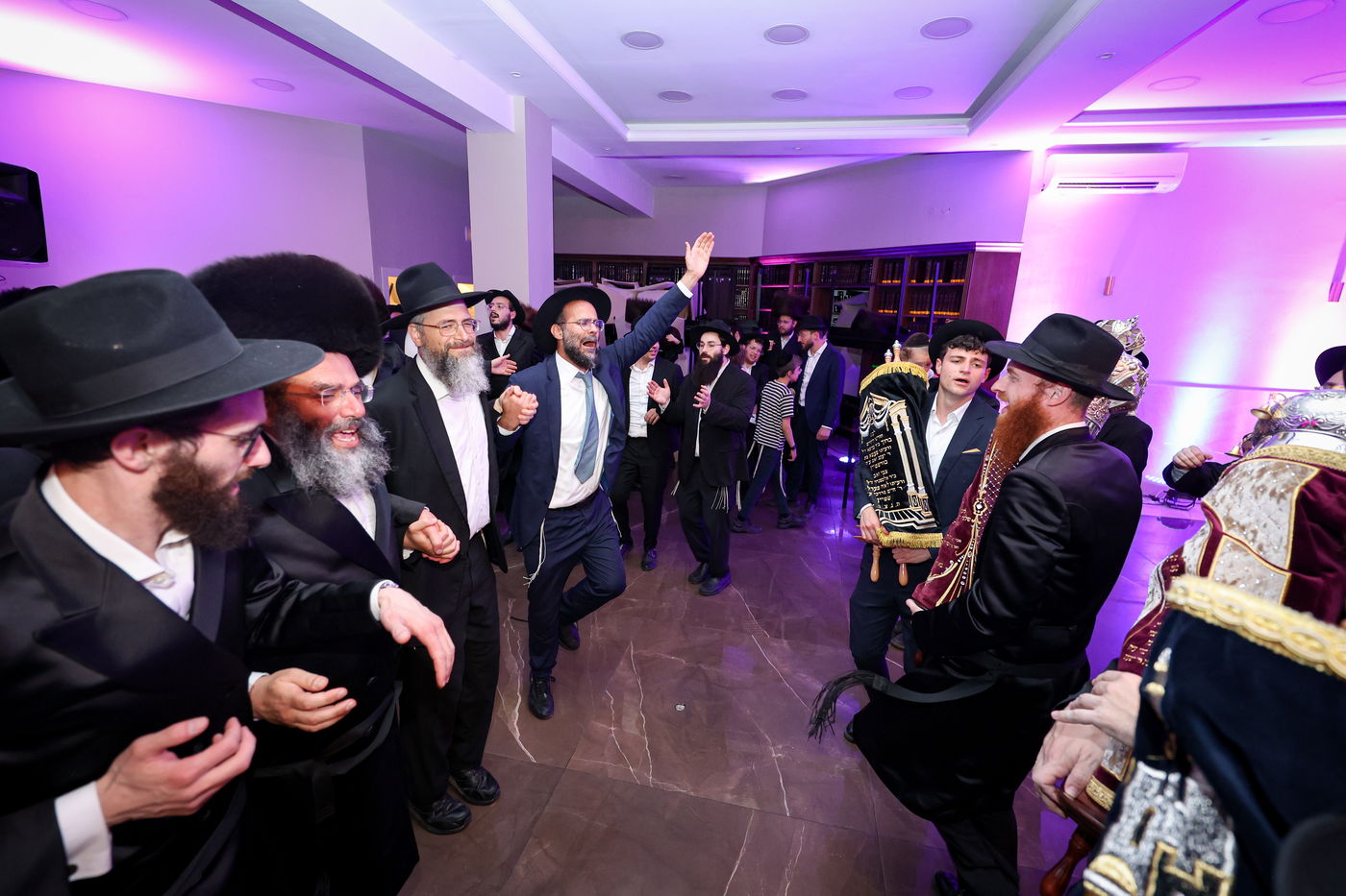 הכנסת ס"ת לקהילת 'בית שלמה' בירושלים